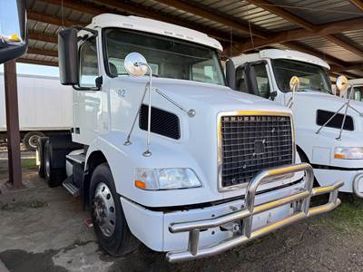 Volvo VNM64T200 Day Cab Truck - D13 405HP, 12 Speed I Shift Amt