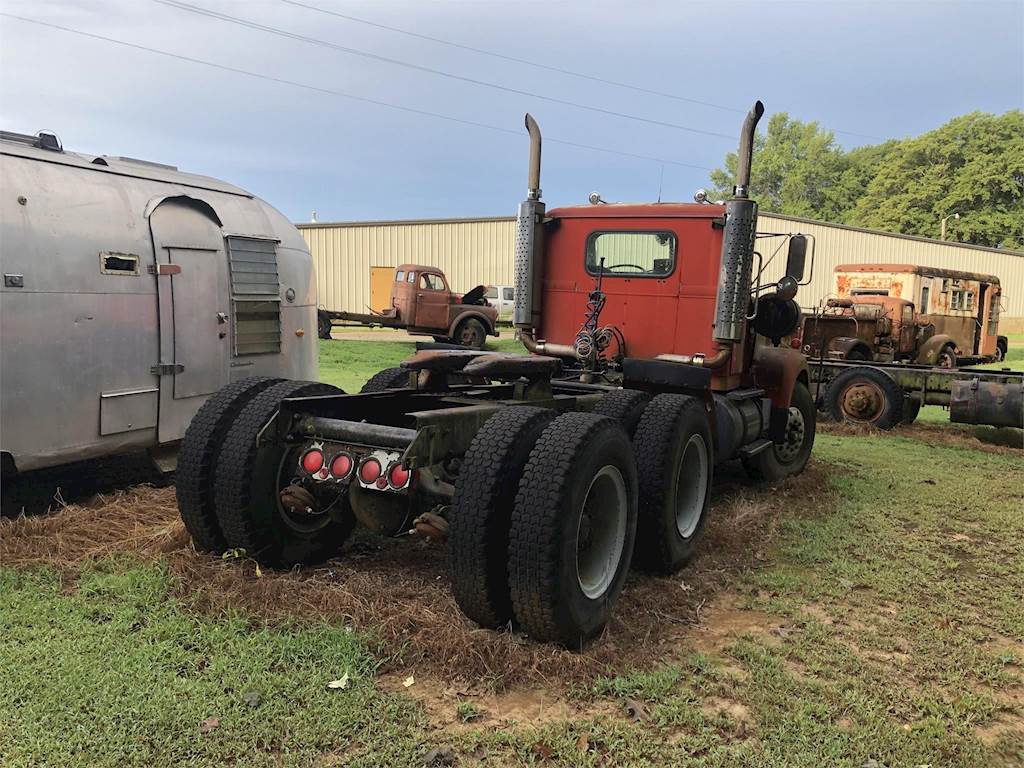 1974 White ROAD BOSS Day Cab Truck Detroit 350HP, 13 Speed Manual For