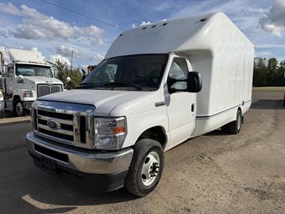 Ford E-450 17 ft Box Truck - Automatic, Roll up Door