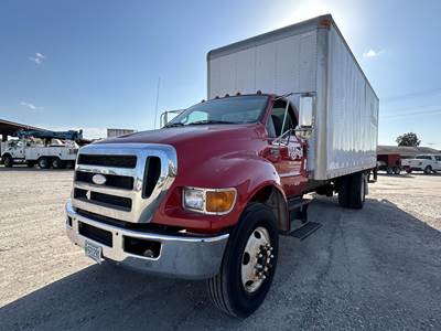 Ford F-750 24 ft Box Truck - 220HP, Automatic, Roll up Door, Liftgate
