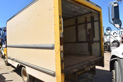 2004 GMC Savana G3500 16 ft Box Truck Automatic, Roll up Door