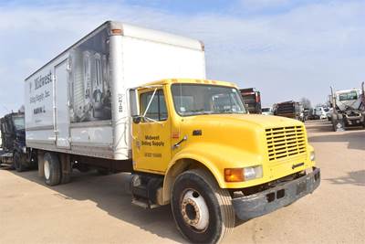 International 4900 24 ft Box Truck - 220HP, 6 Speed Manual