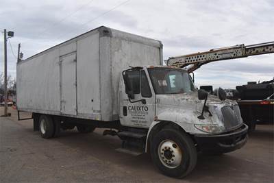 International DuraStar 4300 26 ft Box Truck - 220HP, 6 Speed Manual, Roll up Door