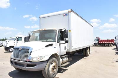 International DuraStar 4300 26 ft Box Truck - 220HP, Automatic, Roll up Door