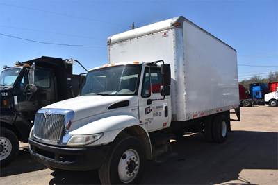 International DuraStar 4300 18 ft Box Truck - 220HP, Manual, Roll up Door