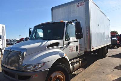 International DuraStar 4300 26 ft Box Truck - 250HP, 6 Speed Manual, Roll up Door