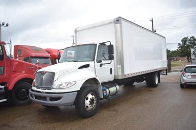 International DuraStar 4300 26 ft Box Truck - 240HP, Automatic, Roll up Door