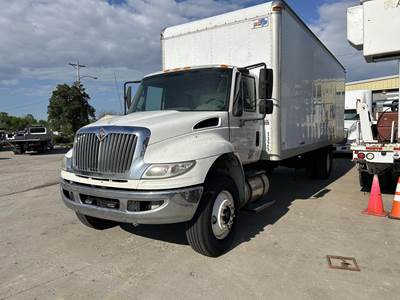 International DuraStar 4300 26 ft Box Truck - 230HP, Automatic, Roll up Door