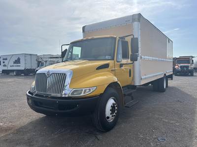 International DuraStar 4300 26 ft Box Truck - 220HP, Automatic, Roll up Door