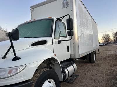 International DuraStar 4300 25 ft Box Truck - 260HP, Amt, Roll up Door