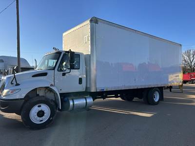 International DuraStar 4300 25 ft Box Truck - 260HP, Amt, Roll up Door