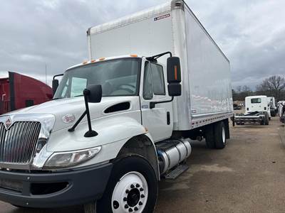 International DuraStar 4300 24 ft Box Truck - 260HP, Amt, Roll up Door