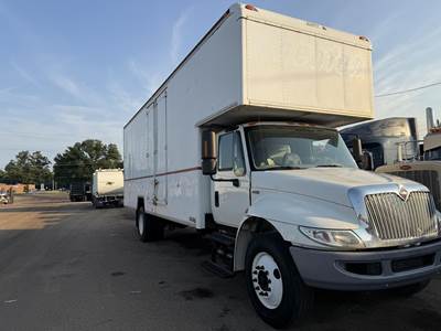 International DuraStar 4300 26 ft Box Truck - 220HP, Automatic, Swing Door