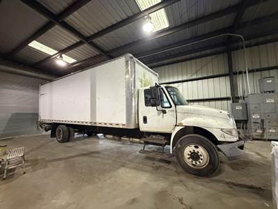 International DuraStar 4300 26 ft Box Truck - 240HP, Automatic, Roll up Door, Liftgate