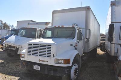 International TRANSTAR 4700 26 ft Box Truck - 220HP, 6 Speed Manual, Roll up Door