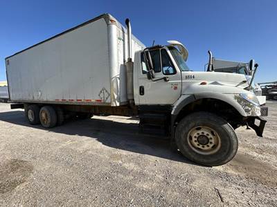 International WorkStar 7600 26 ft Box Truck - 370HP, 8Ll Manual, Roll up Door