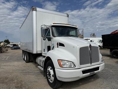 Kenworth T370 24 ft Box Truck - 300HP, Automatic, Roll up Door
