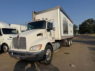 Kenworth T370 26 ft Box Truck - 300HP, Automatic, Roll up Door, Liftgate