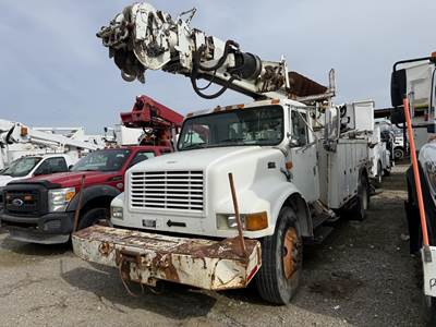 International 4700 Single Axle Tracked Digger Derrick - Automatic, 1998 ALTEC D945B Digger Derrick