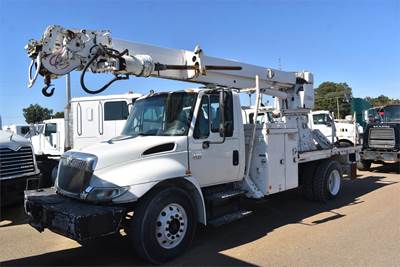 International DuraStar 4300 Single Axle Digger Derrick Truck - 6 Spd, 2006 Altec DM47TR Digger Derrick