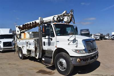 International DuraStar 4400 Single Axle Digger Derrick Truck