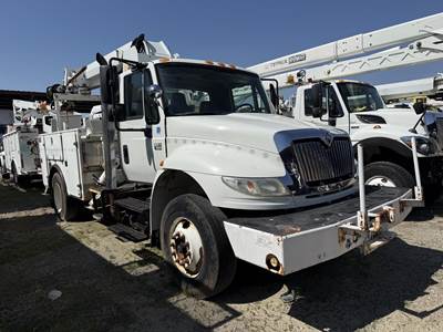 International DuraStar 4400 Tandem Axle Tracked Digger Derrick ...