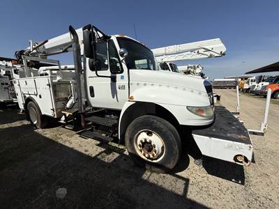 International DuraStar 4400 Tandem Axle Tracked Digger Derrick ...