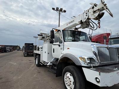 International WorkStar 7300 Single Axle Truck-Mounted Digger Derrick - Automatic, 2006 TEREX COMMANDER 4047 Digger Derrick