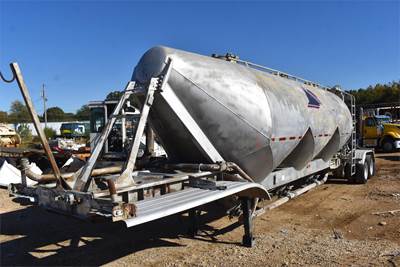 Fruehauf 1000 CUBE Dry Bulk / Pneumatic Tank Trailer