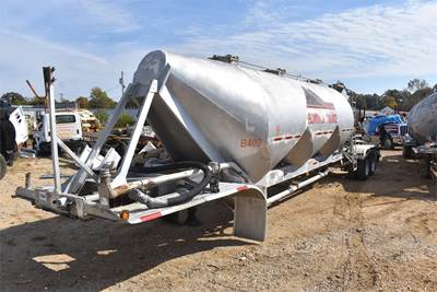 Fruehauf 1000 CUBE Dry Bulk / Pneumatic Tank Trailer
