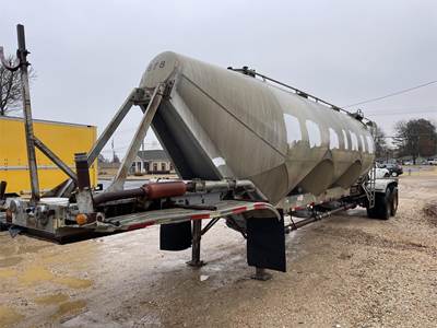 Fruehauf 1000 CUBE Dry Bulk / Pneumatic Tank Trailer