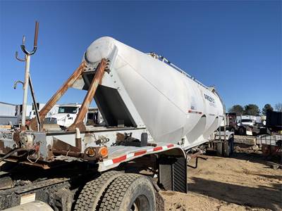 Fruehauf 1000 CUBE Dry Bulk / Pneumatic Tank Trailer
