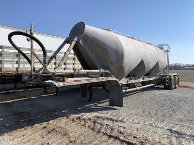 Fruehauf 1000 CUBE PNUEMATIC TANK Dry Bulk / Pneumatic Tank Trailer