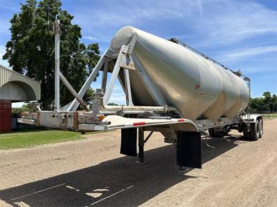 Fruehauf 1000 CUBE TANK Dry Bulk / Pneumatic Tank Trailer