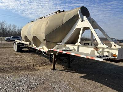 Fruehauf 1000 CUBE TANK Dry Bulk / Pneumatic Tank Trailer