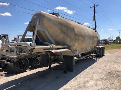 Fruehauf 1050 CUBE FOOT TANK Dry Bulk / Pneumatic Tank Trailer