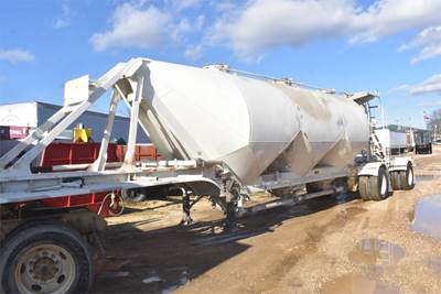 Fruehauf Tandem Axle Dry Bulk / Pneumatic Tank Trailer - Air Ride, Spread Axle