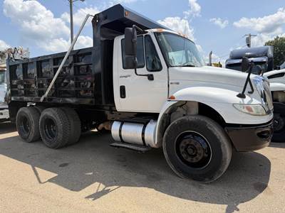 International DuraStar 4400 Dump Truck - 300HP, 10 Speed Manual, 14' Dump