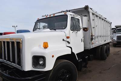 International S2600 Dump Truck - DT466 275HP, Automatic, 18' Dump