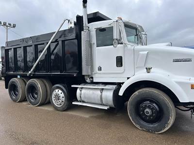 Kenworth T800 Tri Axle Dump Truck - Detroit 425HP, 13 Speed Manual, 16' Dump