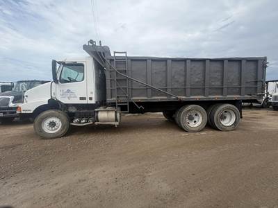 Volvo VNM64T200 Dump Truck - Cummins 370HP, 10 Speed Manual, 20' Dump