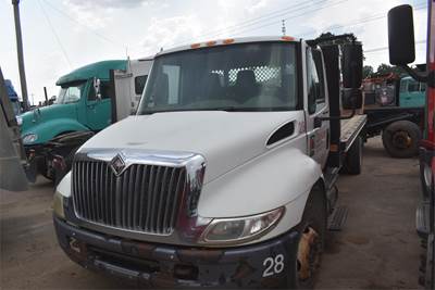 International DuraStar 4300 Flatbed Truck - 220HP, Automatic