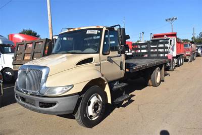 International DuraStar 4300 16 ft Flatbed Truck - 220HP, Automatic