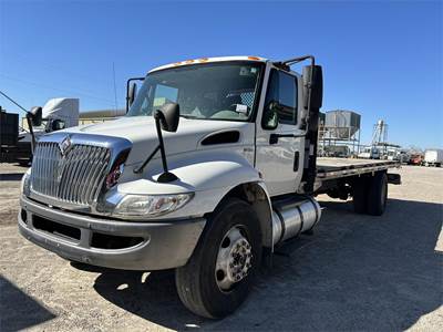 International DuraStar 4300 25 ft Flatbed Truck - 225HP, 6 Speed Amt