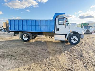 International DuraStar 4300 Flatbed Truck - 260HP, Automatic