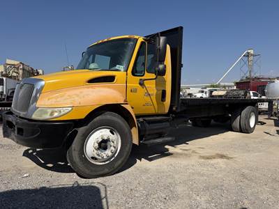International DuraStar 4300 25 ft Flatbed Truck - 230HP, Automatic