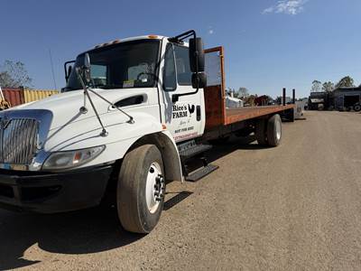 International DuraStar 4300 24 ft Flatbed Truck - 250HP, Automatic