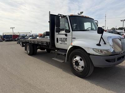 International DuraStar 4300 20 ft Flatbed Truck - 230HP, Automatic, Liftgate