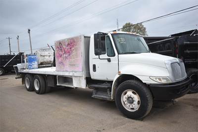International DuraStar 4400 Tandem Axle 24 ft Flatbed Truck - 300HP, Automatic