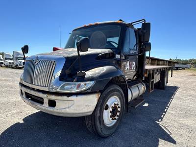 International DuraStar 4400 24 ft Flatbed Truck - 250HP, 6 Speed Manual, Liftgate
